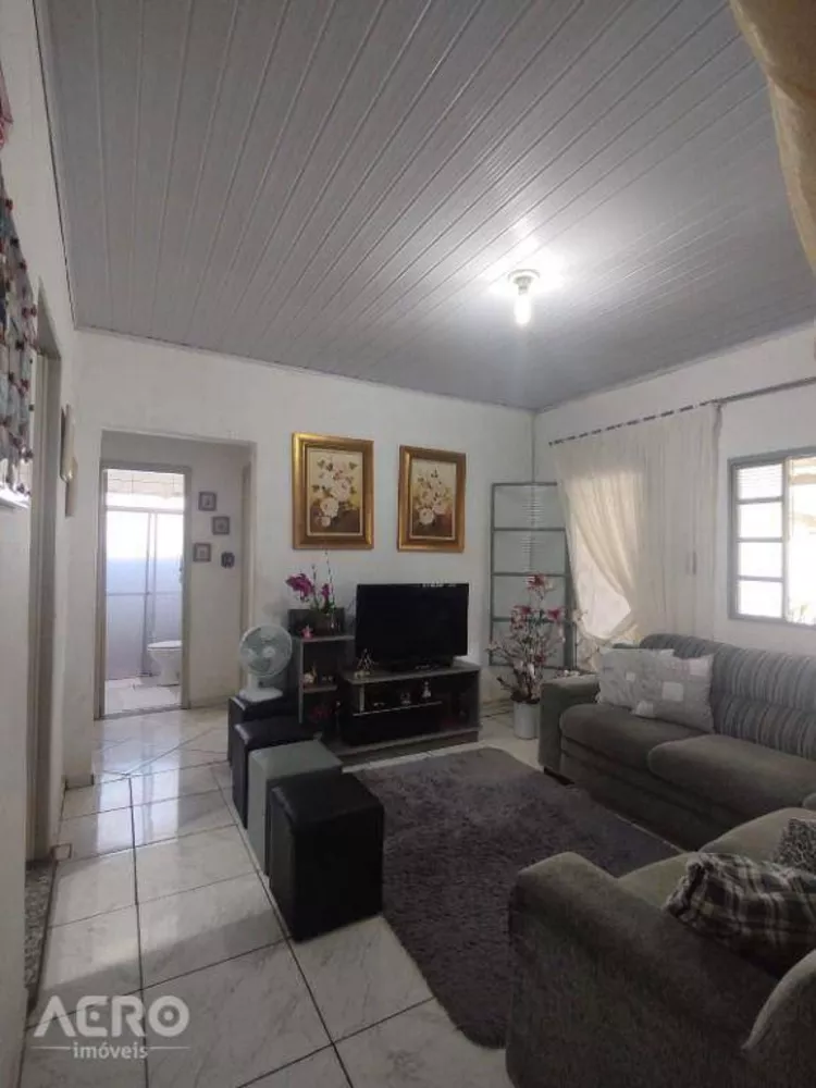 Casa à venda com 3 quartos, 84m² - Foto 1