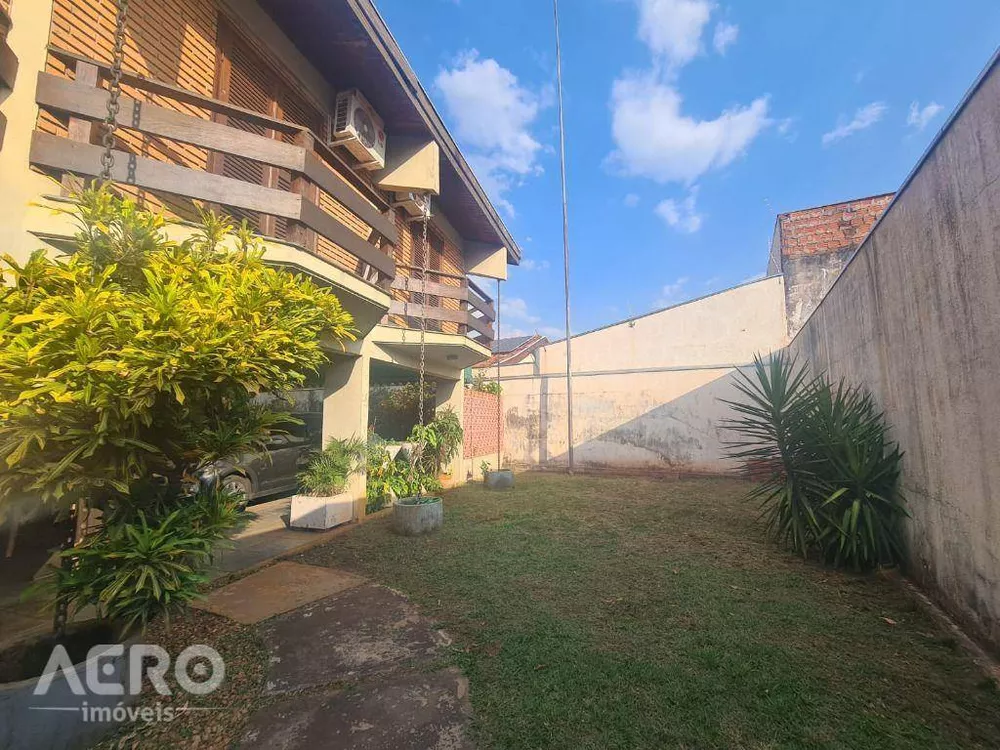 Casa à venda com 3 quartos, 370m² - Foto 2