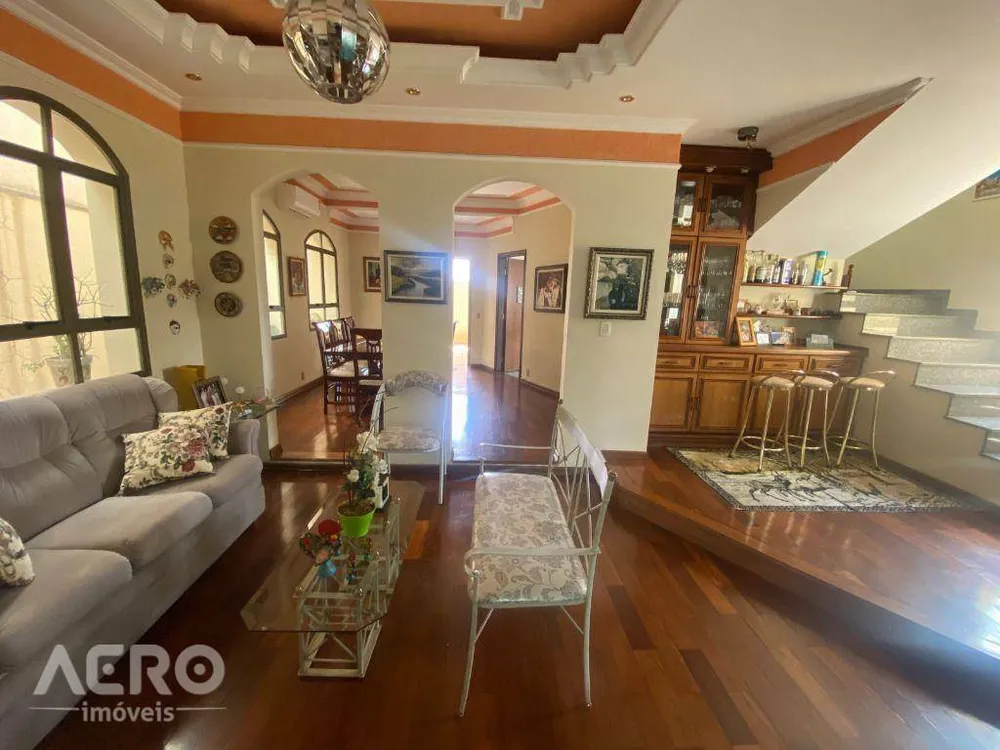 Casa, 4 quartos, 250 m² - Foto 1