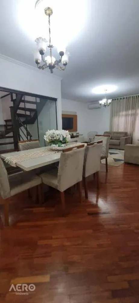 Casa, 4 quartos, 236 m² - Foto 1