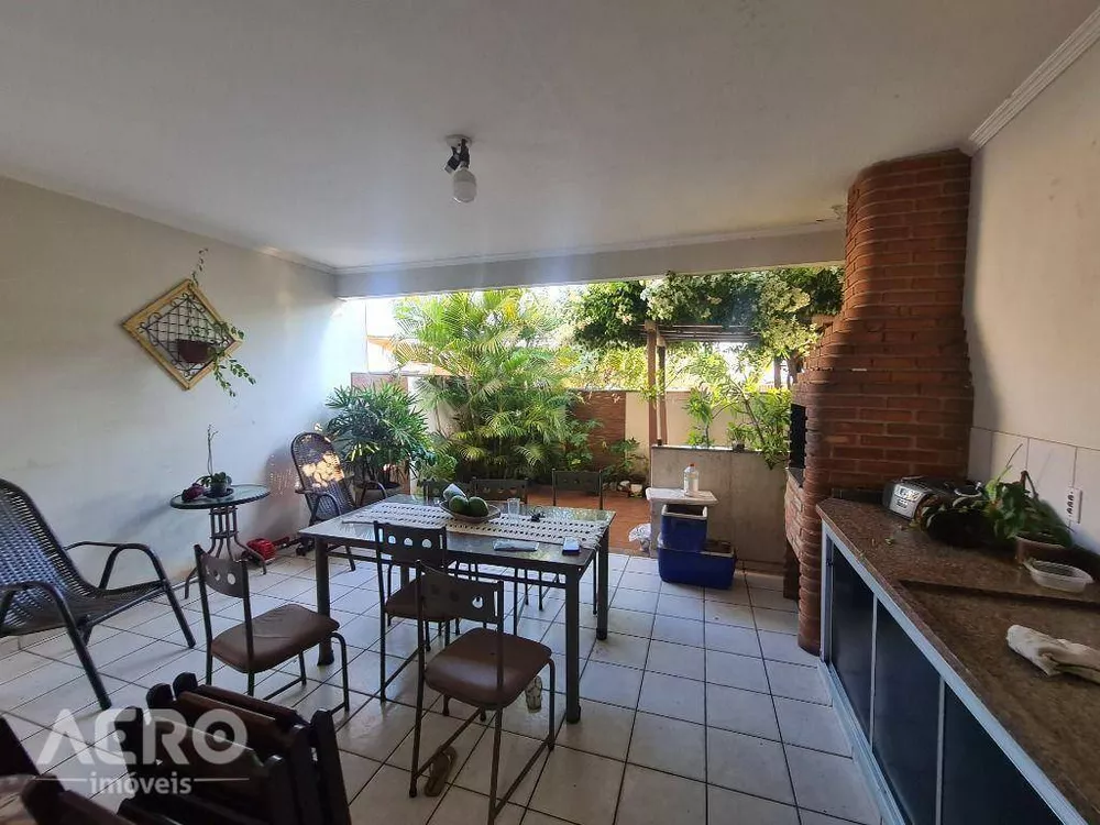 Casa à venda com 3 quartos, 231m² - Foto 2