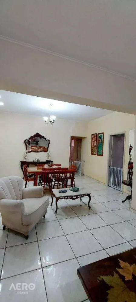 Casa à venda com 3 quartos, 270m² - Foto 2