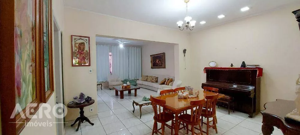 Casa à venda com 3 quartos, 270m² - Foto 1