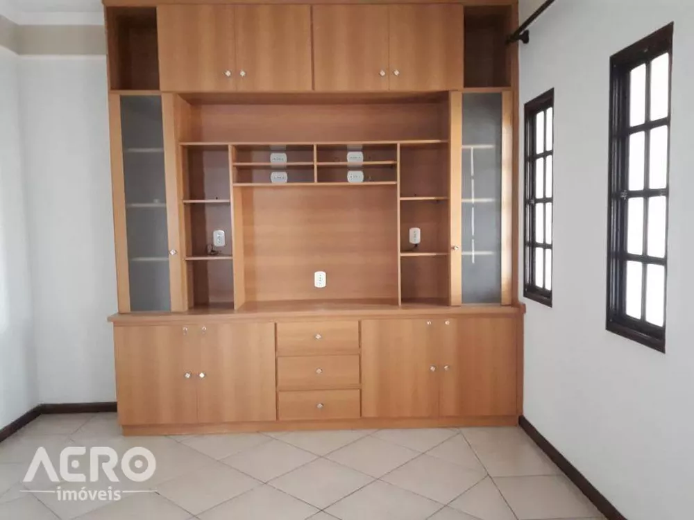 Casa à venda com 3 quartos, 200m² - Foto 3