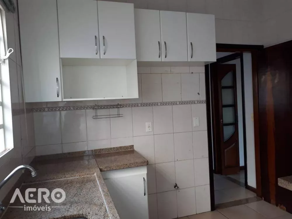 Casa à venda com 3 quartos, 200m² - Foto 1