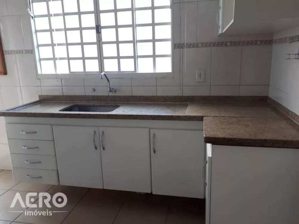 Casa à venda com 3 quartos, 200m² - Foto 4