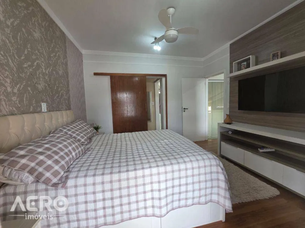 Casa, 3 quartos, 241 m² - Foto 1