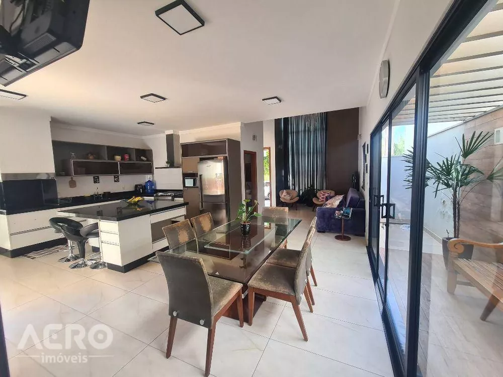 Casa de Condomínio à venda com 3 quartos, 204m² - Foto 2