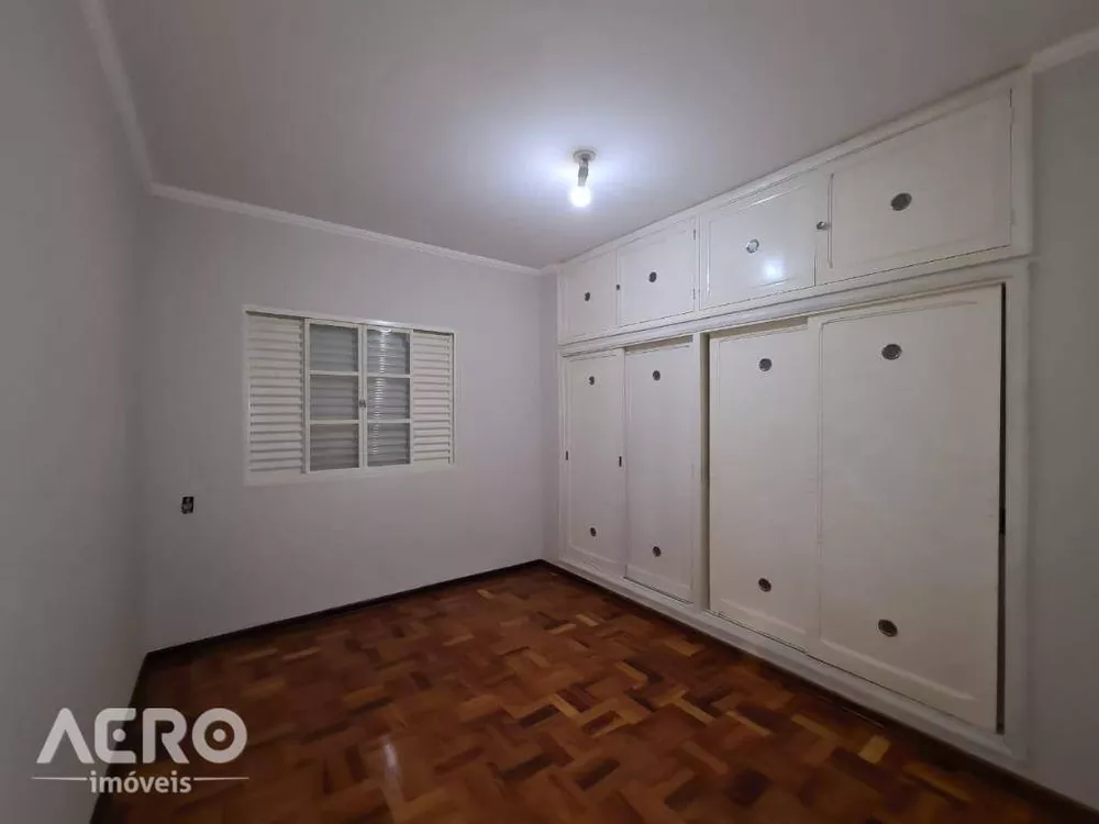 Casa à venda com 4 quartos, 200m² - Foto 2