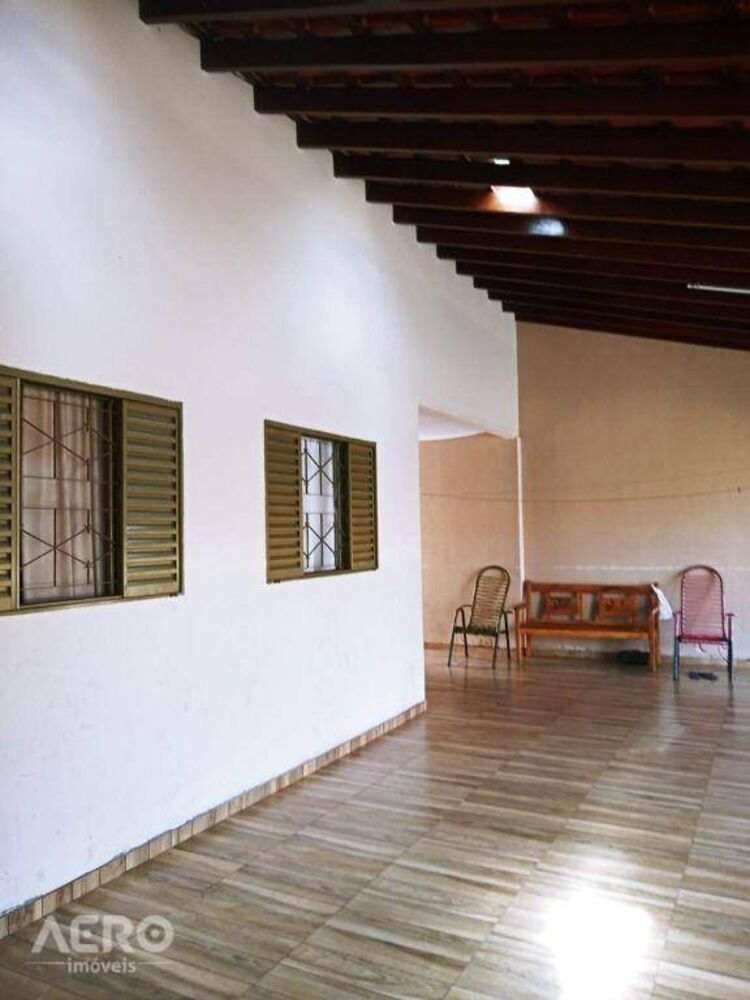 Casa à venda com 4 quartos, 175m² - Foto 1