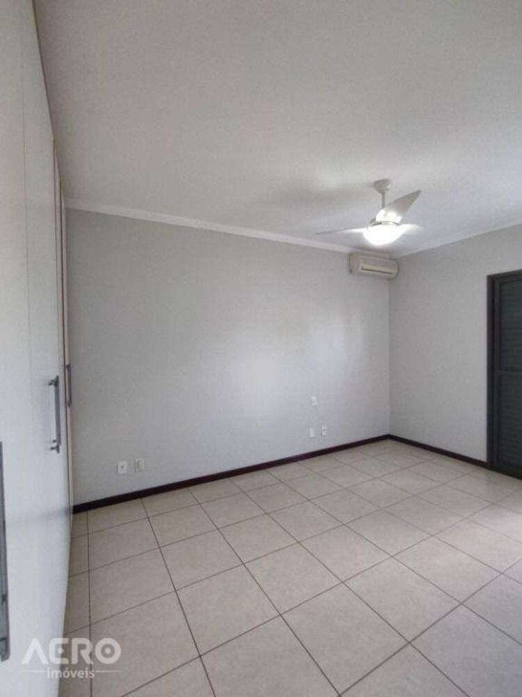Casa de Condomínio para alugar com 3 quartos, 255m² - Foto 3