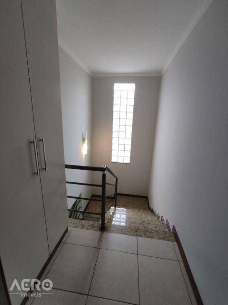 Casa de Condomínio para alugar com 3 quartos, 255m² - Foto 2