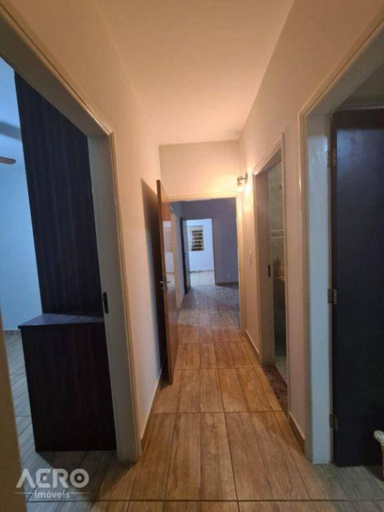 Casa à venda com 3 quartos, 227m² - Foto 1