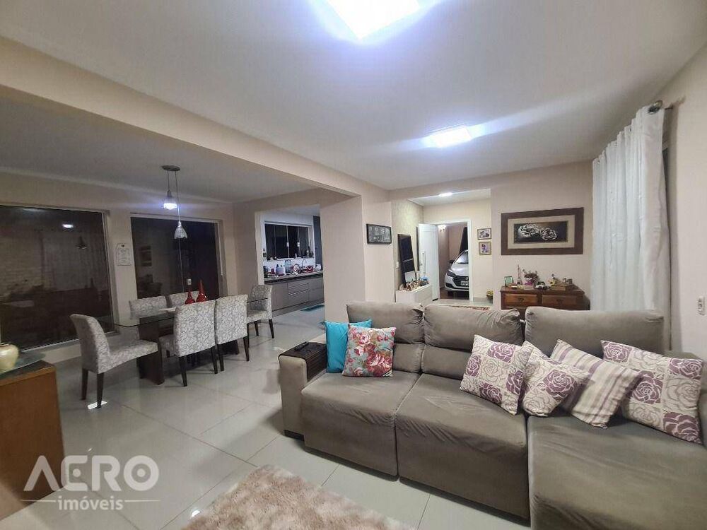 Casa à venda com 3 quartos, 210m² - Foto 1