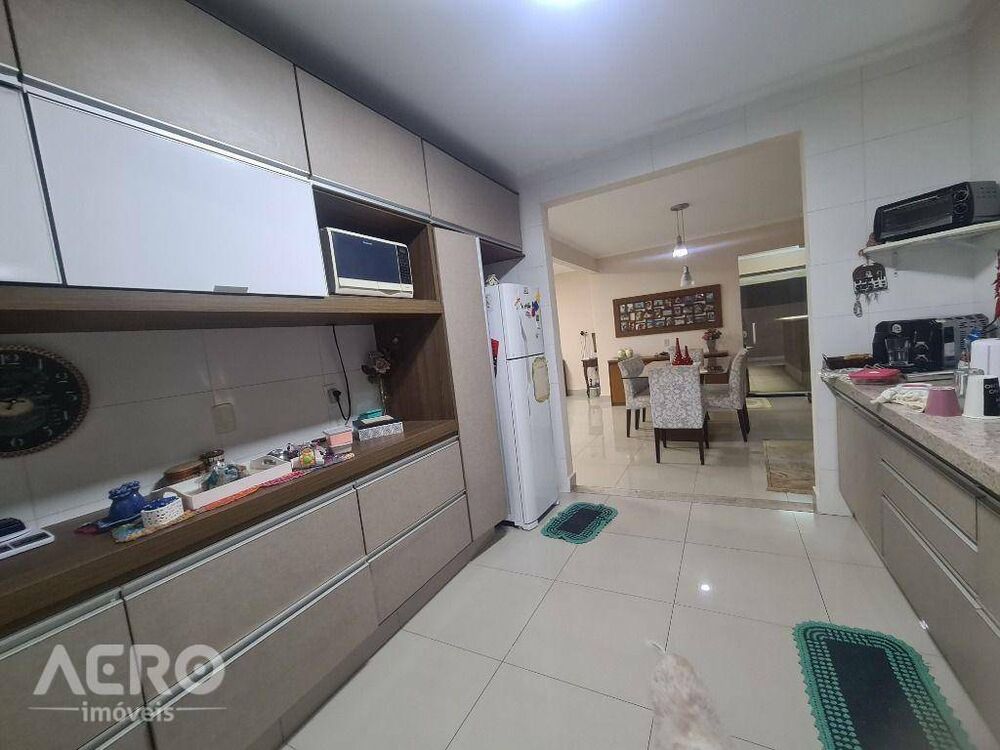 Casa à venda com 3 quartos, 210m² - Foto 3