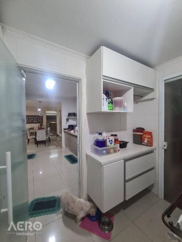 Casa à venda com 3 quartos, 210m² - Foto 2