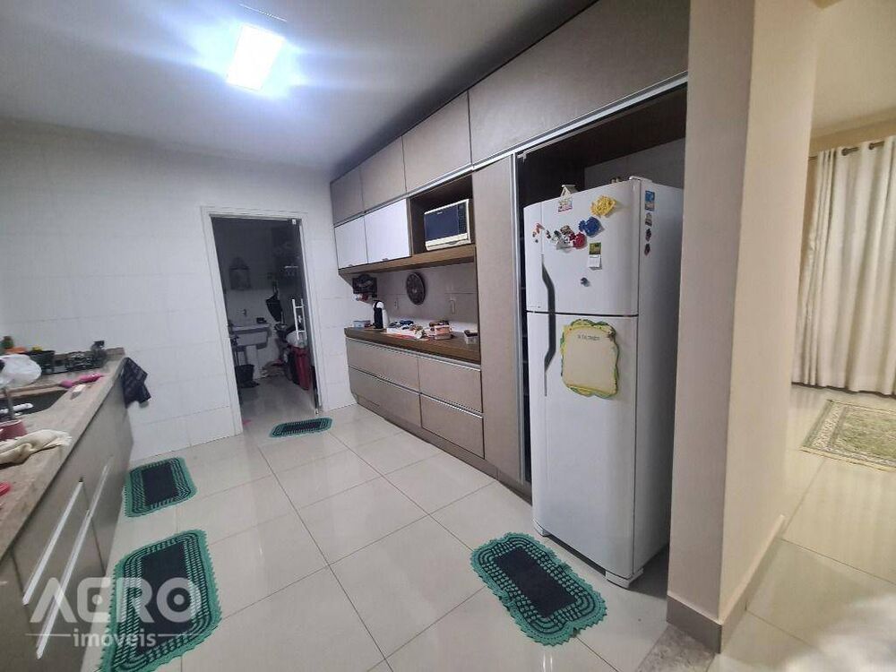 Casa à venda com 3 quartos, 210m² - Foto 5
