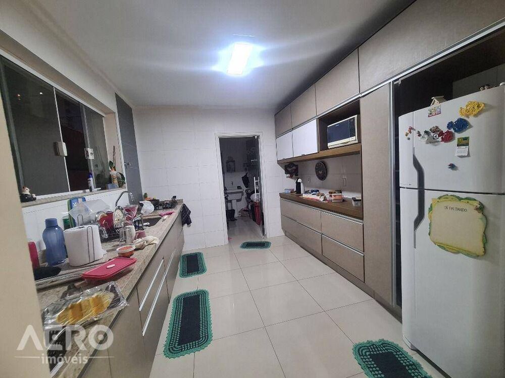 Casa à venda com 3 quartos, 210m² - Foto 4