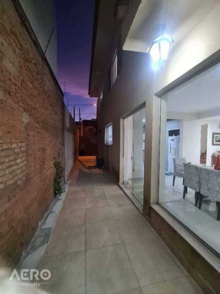 Casa à venda com 3 quartos, 210m² - Foto 11