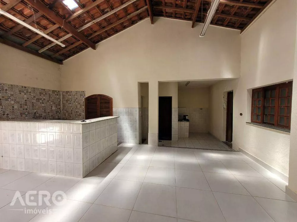 Casa à venda com 3 quartos, 235m² - Foto 1