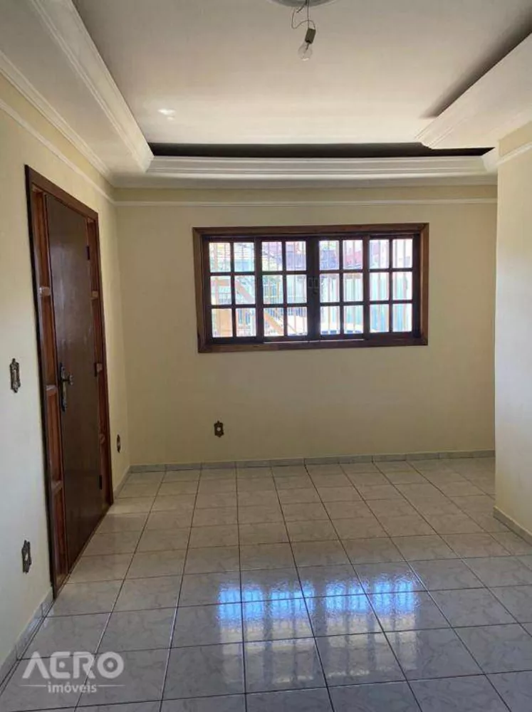 Casa à venda com 3 quartos, 235m² - Foto 2