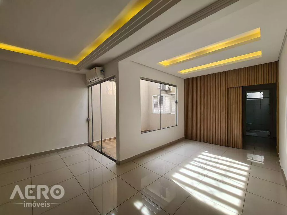 Casa à venda com 3 quartos, 250m² - Foto 1