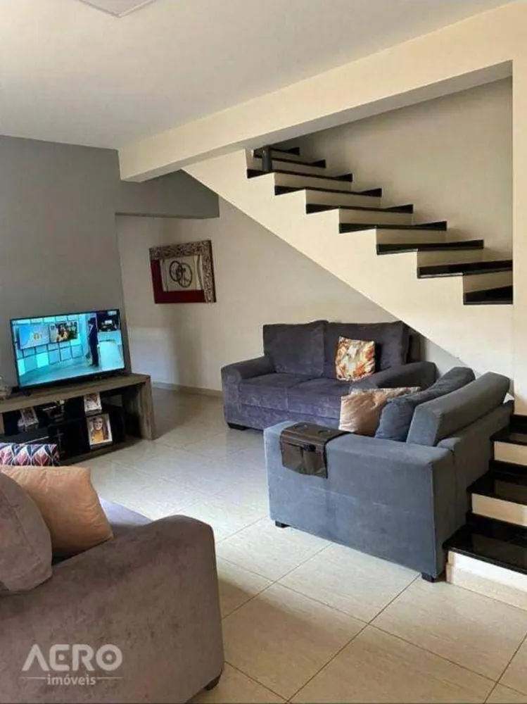 Casa, 3 quartos, 216 m² - Foto 2
