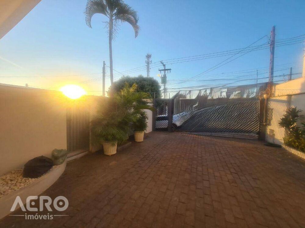 Casa, 4 quartos, 260 m² - Foto 1