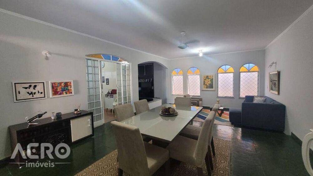 Casa, 4 quartos, 229 m² - Foto 1