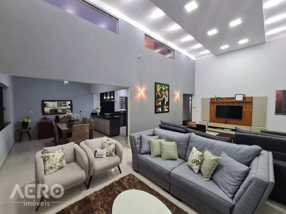 Casa à venda com 3 quartos, 244m² - Foto 1