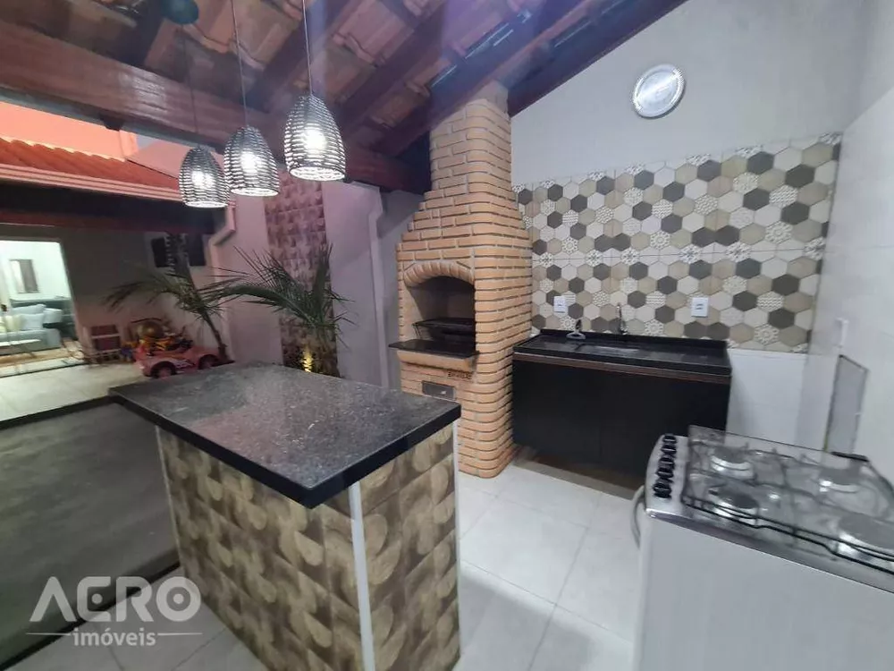 Casa à venda com 3 quartos, 244m² - Foto 2