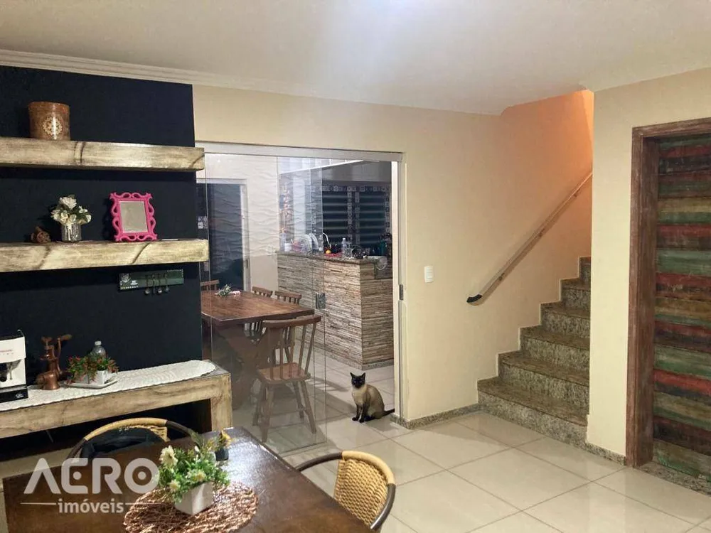 Casa, 3 quartos, 193 m² - Foto 2