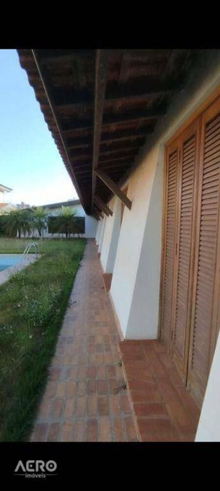 Casa para alugar com 4 quartos, 370m² - Foto 1