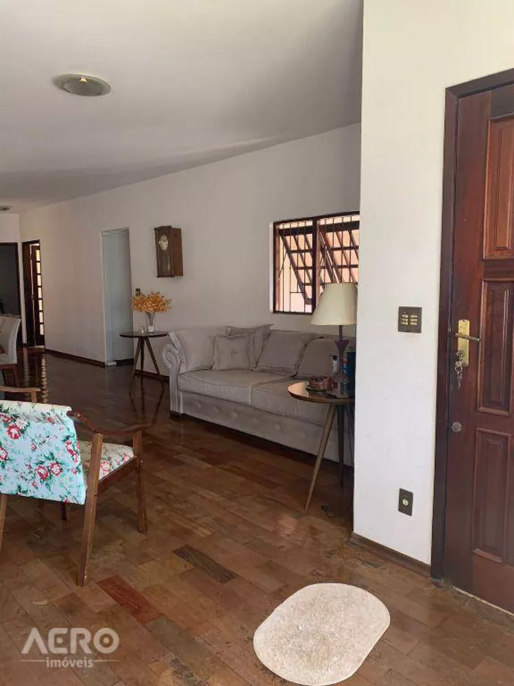 Casa à venda com 3 quartos, 234m² - Foto 2