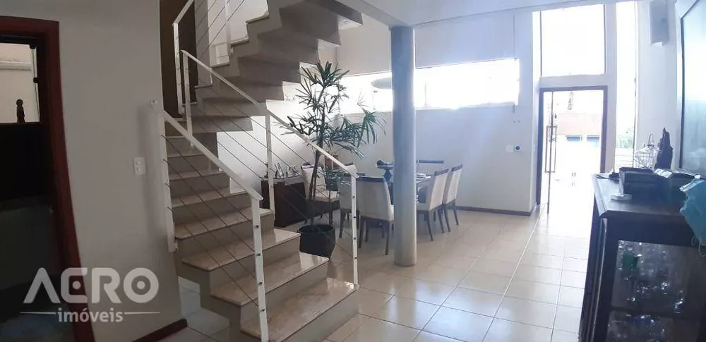 Casa à venda com 3 quartos, 270m² - Foto 1