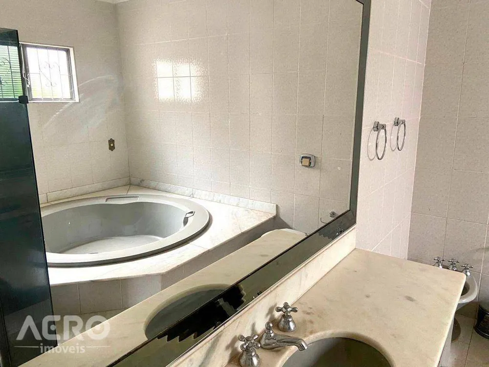 Casa, 6 quartos, 218 m² - Foto 1