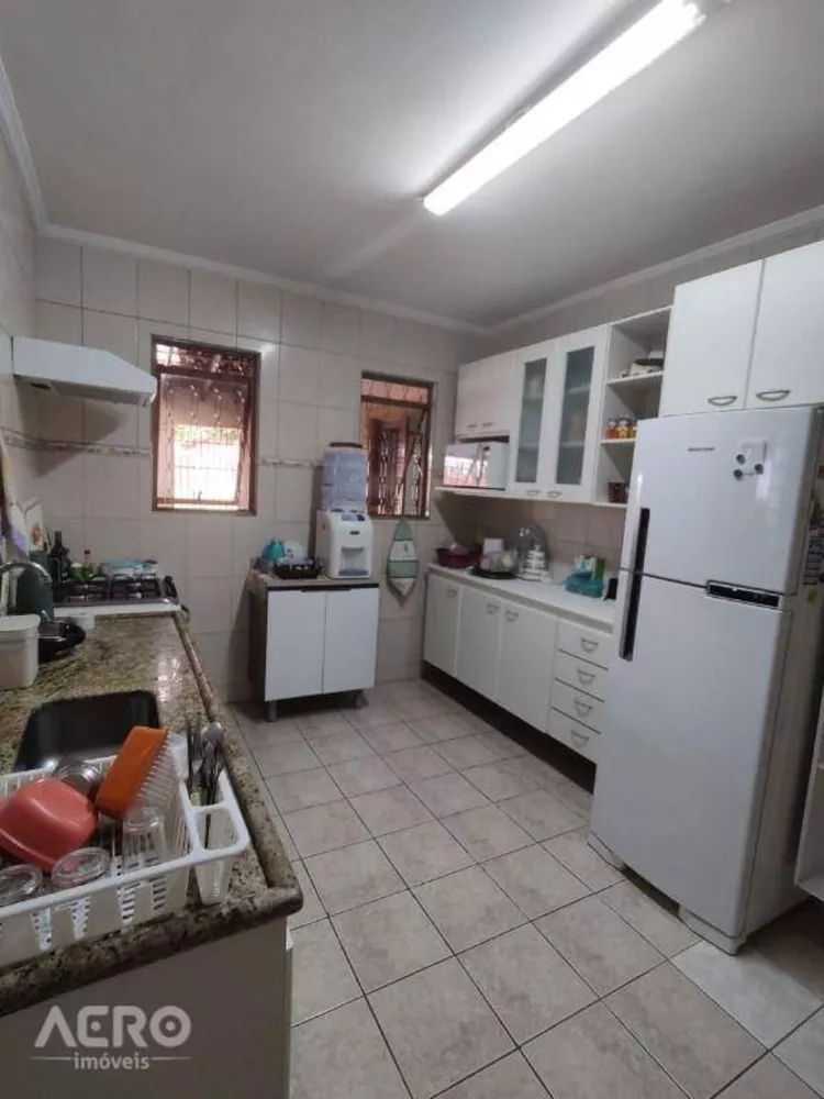 Casa à venda com 3 quartos, 179m² - Foto 4