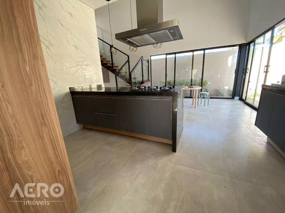 Casa à venda com 3 quartos, 220m² - Foto 4