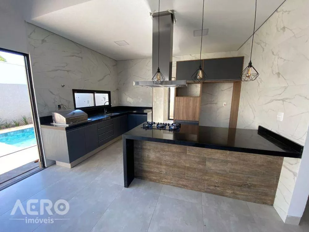 Casa à venda com 3 quartos, 220m² - Foto 1