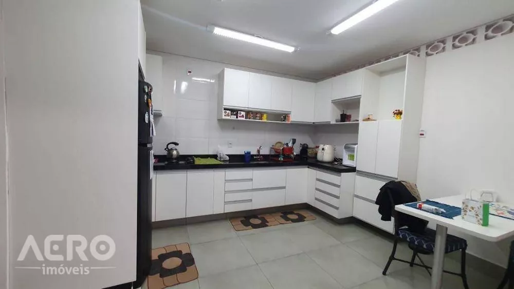 Casa à venda com 2 quartos, 140m² - Foto 3