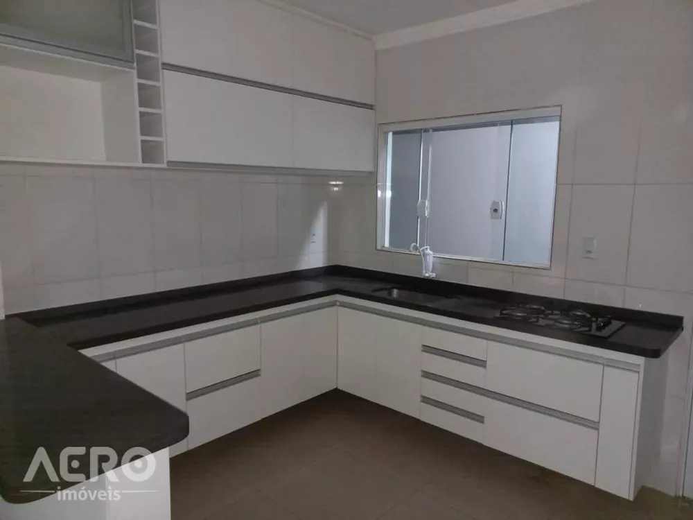 Casa à venda com 3 quartos, 100m² - Foto 1