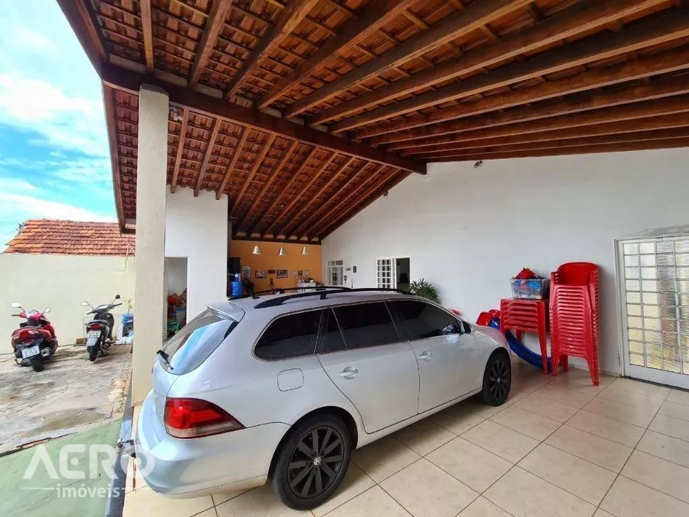 Casa à venda com 3 quartos, 158m² - Foto 1