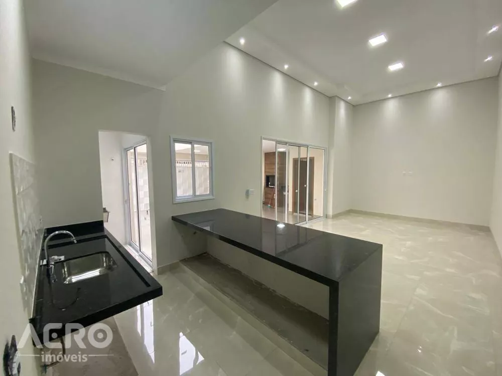 Casa à venda com 3 quartos, 143m² - Foto 1