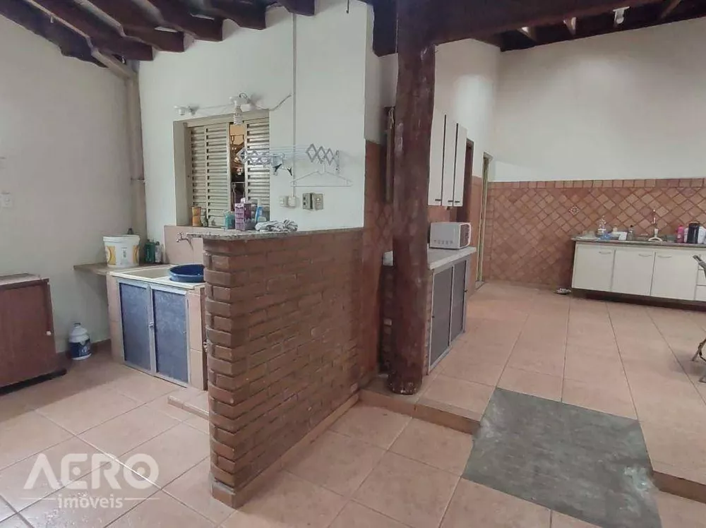 Casa à venda com 2 quartos, 200m² - Foto 1