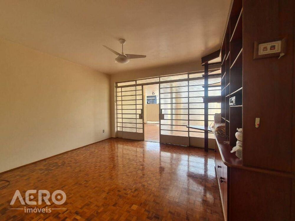 Casa à venda com 4 quartos, 177m² - Foto 1