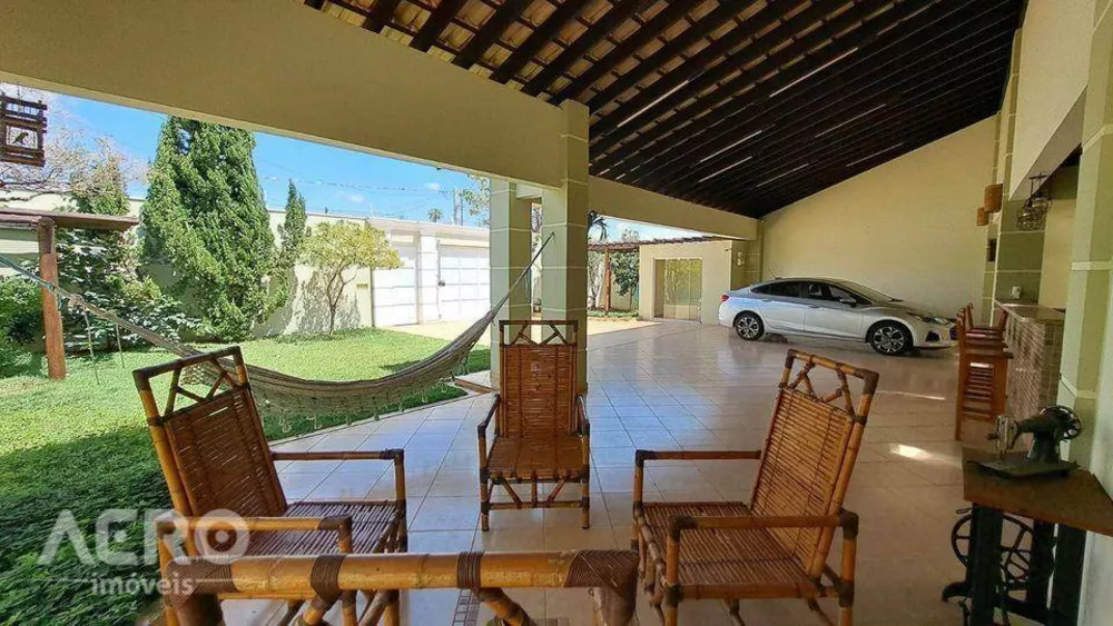 Casa à venda com 3 quartos, 260m² - Foto 1