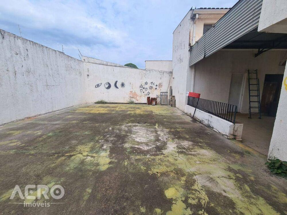 Casa à venda e aluguel com 3 quartos, 300m² - Foto 8