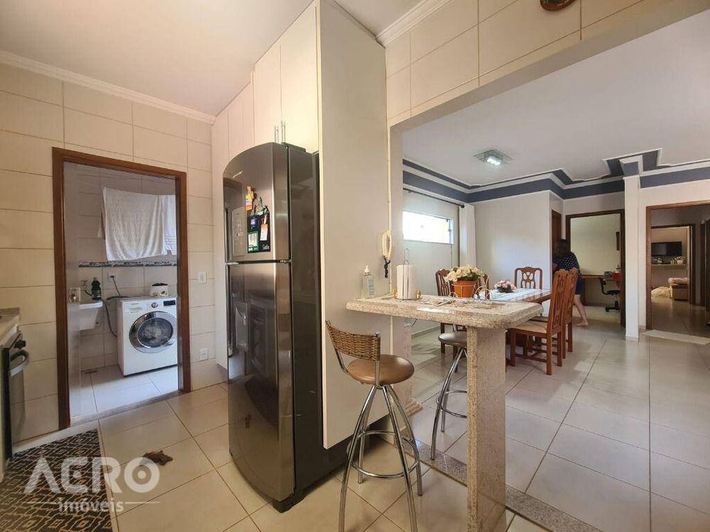 Casa à venda com 3 quartos, 310m² - Foto 24
