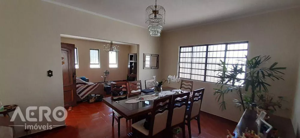 Casa à venda com 3 quartos, 241m² - Foto 1