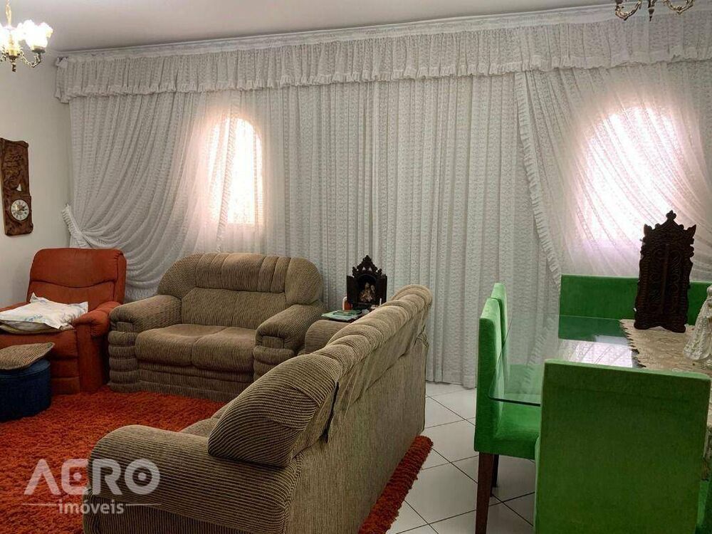 Casa à venda com 3 quartos, 226m² - Foto 1